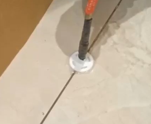 十堰市瓷砖空鼓维修公司专业解答瓷砖在铺贴过程中，如果没有涂抹均匀到位的粘结材料（如水泥砂浆或瓷砖胶），可能会导致以下问题