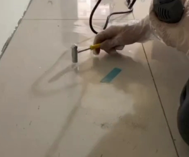 十堰市瓷砖开裂维修公司专业分享瓷砖在铺贴前如果没有沥干水分，将会导致以下问题
