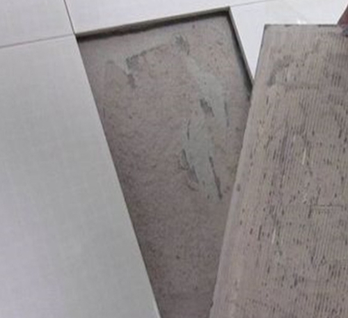 十堰市瓷砖空鼓维修公司分享瓷砖铺贴时如果打浆（即涂抹在瓷砖背面和基层上的砂浆或瓷砖胶）过少，会带来以下问题